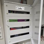 Geöffneter Schaltschrank mit installierten Loxone Modulen für Gebäudeautomation, montiert von FuMa OG