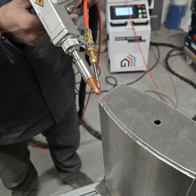 Mann bei der Arbeit mit einem Laser für Metallzuschnitt.