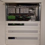 Sauber strukturierter Verteilerkasten mit Loxone Miniserver, Extensions und ordentlich verlegter Verkabelung für smarte Gebäudeautomation