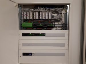 Sauber strukturierter Verteilerkasten mit Loxone Miniserver, Extensions und ordentlich verlegter Verkabelung für smarte Gebäudeautomation