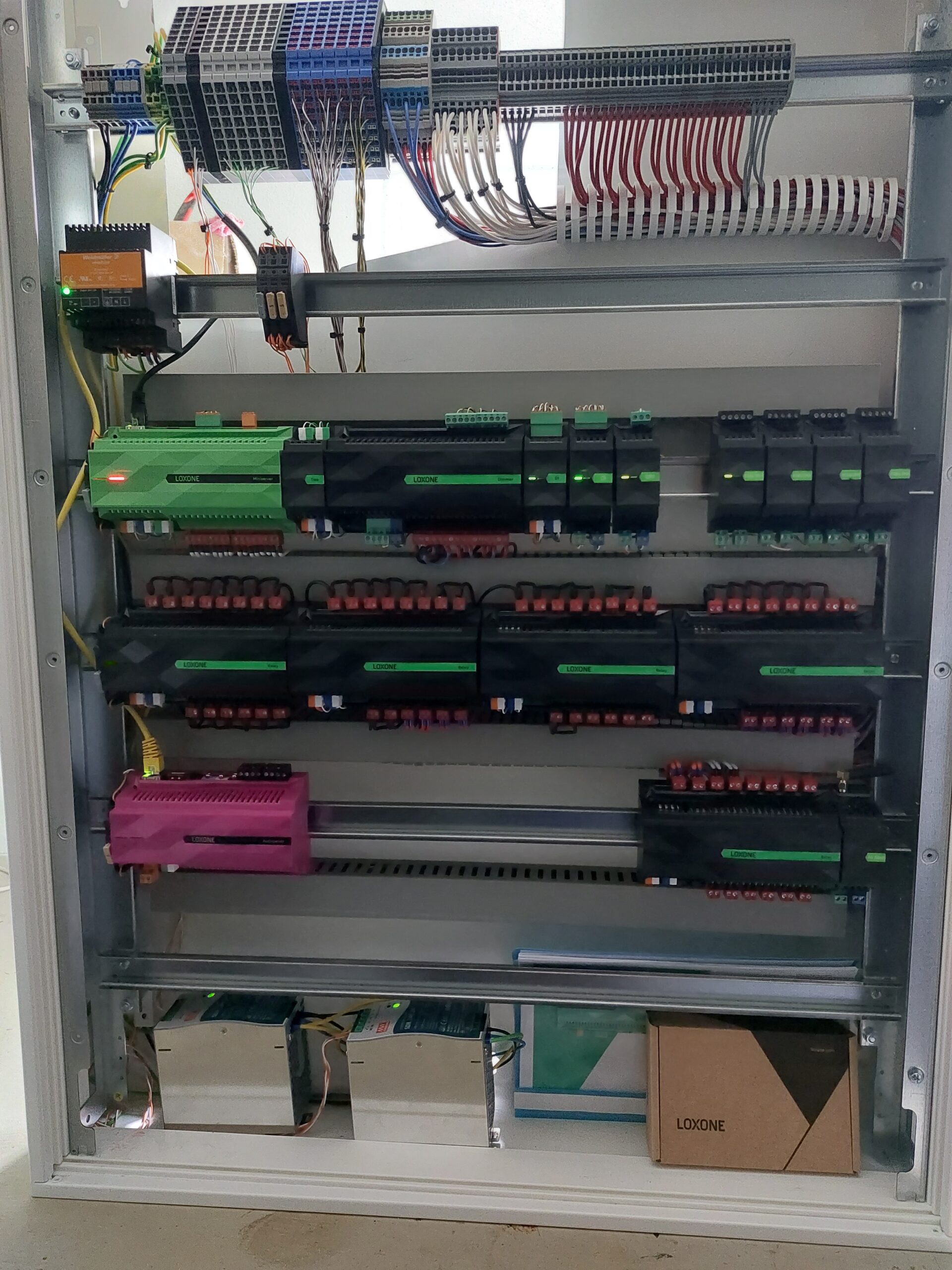 Aufgeräumter Schaltschrank mit Loxone Miniserver, Extensions und sauber verlegter Verkabelung für intelligente Haus- und Gebäudeautomation