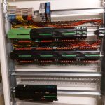 Installierter Loxone Schaltschrank mit Miniserver, mehreren Extensions und sauber verlegten Kabeln für Gebäudeautomation