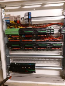 Installierter Loxone Schaltschrank mit Miniserver, mehreren Extensions und sauber verlegten Kabeln für Gebäudeautomation