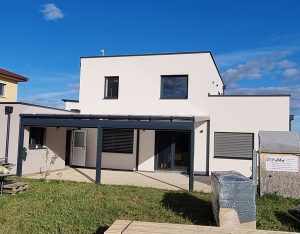 Fertig montierte Terrassenüberdachung mit stabiler Metallkonstruktion an einem modernen Einfamilienhaus, umgesetzt von FuMa
