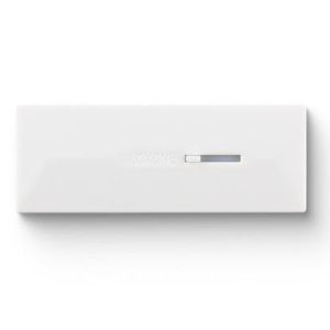 Loxone Touch Nightlight in modernem Weiß mit LED-Anzeige und Multifunktionstaster für Smart Home Anwendungen.