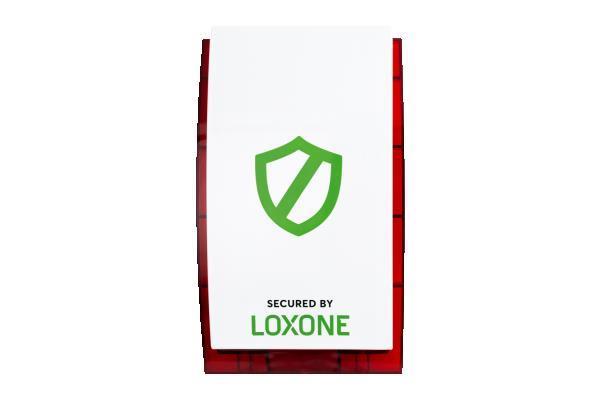 Weiße Loxone Außensirene mit grünem Schild-Symbol und rotem Unterteil für Gebäudesicherheit.