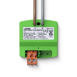 Nahaufnahme des Loxone Nano Motor Controller Air Moduls zur Steuerung von Motoren im Smart Home System von Loxone.