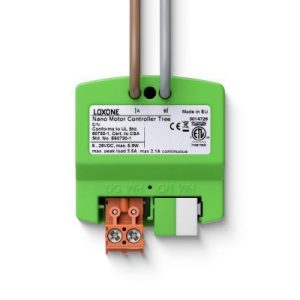Grüner Loxone Nano Motor Controller Tree mit Anschlussklemmen und zwei Kabeln zur intelligenten Steuerung von Rollläden