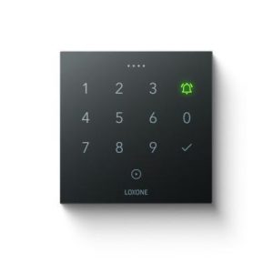Frontansicht des Loxone NFC Code Touch in Schwarz mit beleuchteten Tasten für Zutrittskontrolle und Smart Home Steuerung.