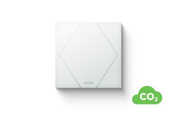 Loxone Touch Flex in Weiß mit CO?-Erkennung zur Steuerung und Luftqualitätsüberwachung im intelligenten Gebäude