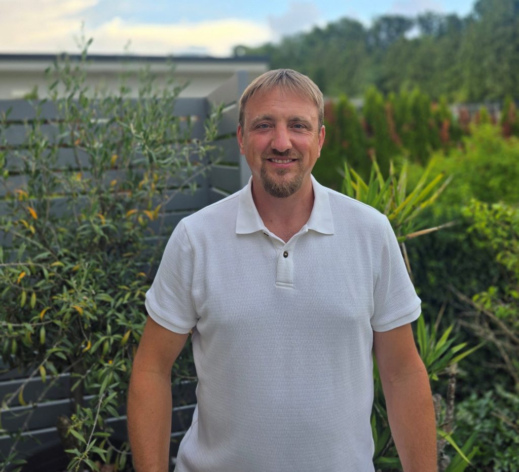 Portrait von Peter Fuchs, Geschäftsführer der FuMa OG, vor einer begrünten Gartenanlage