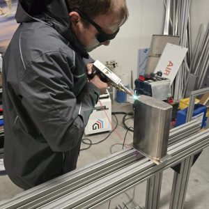 Fachgerechtes Laserschweißen eines Edelstahlprofils in der Werkstatt von FuMa OG