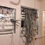 Offene Wand mit zwei Schaltschränken, umfangreicher Elektro- und Netzwerkverkabelung im Rohbau, vorbereitet für Smart Home Installation von FuMa OG.