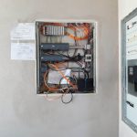 Offener Schaltschrank mit strukturierter Verkabelung, Switches und Steuerungskomponenten, Teil einer Smart Home Installation von FuMa OG.