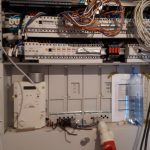 Offener Elektroverteiler im Rohbau mit umfangreicher Verdrahtung, Sicherungen und Steuerungskomponenten, installiert von FuMa OG.