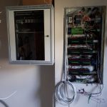 Professionelle Smart Home Installation mit Loxone Modulen im Schaltschrank und separatem Netzwerkschrank, durchgeführt von FuMa OG.