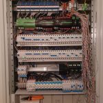 Komplexer Verteilerkasten mit Loxone Miniserver, Erweiterungsmodulen, FI- und LS-Schaltern sowie sauber geführten Installationsleitungen