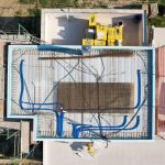 Luftbild einer Betondecke mit verlegten Stromleitungen und Leerrohren – Vorbereitung für Smart Home Technik wie Loxone Systeme