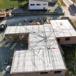 Luftbild einer Baustelle mit sichtbar verlegten Strom- und Steuerleitungen auf Betondecke – Vorbereitung für Loxone Smart Home System