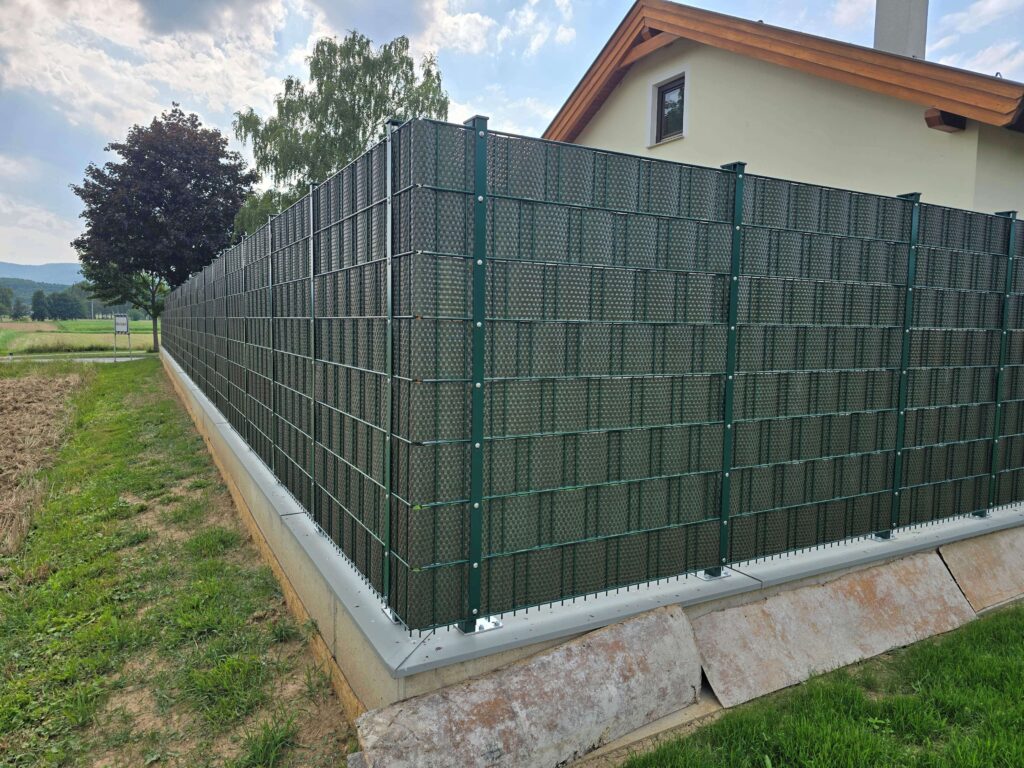 Stabmattenzaun mit Rattanstil