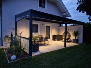 Glasüberdachung mit stabilem Aluminiumrahmen und satiniertem Seitenelement – modernes Terrassendach am Einfamilienhaus, umgesetzt von FuMa OG und vorbereitet für Loxone-Systeme