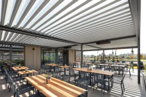 Terrasse und moderner Überdachung.