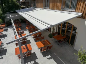 Terrasse und moderner Überdachung.